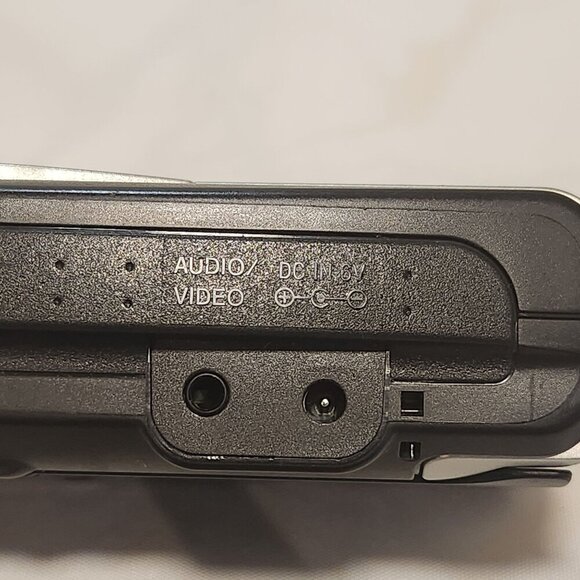 Casio TV-900B Mini Hand Held Television Battery Operated w/Pull-Out‎ Antenna - Picture 8 of 10